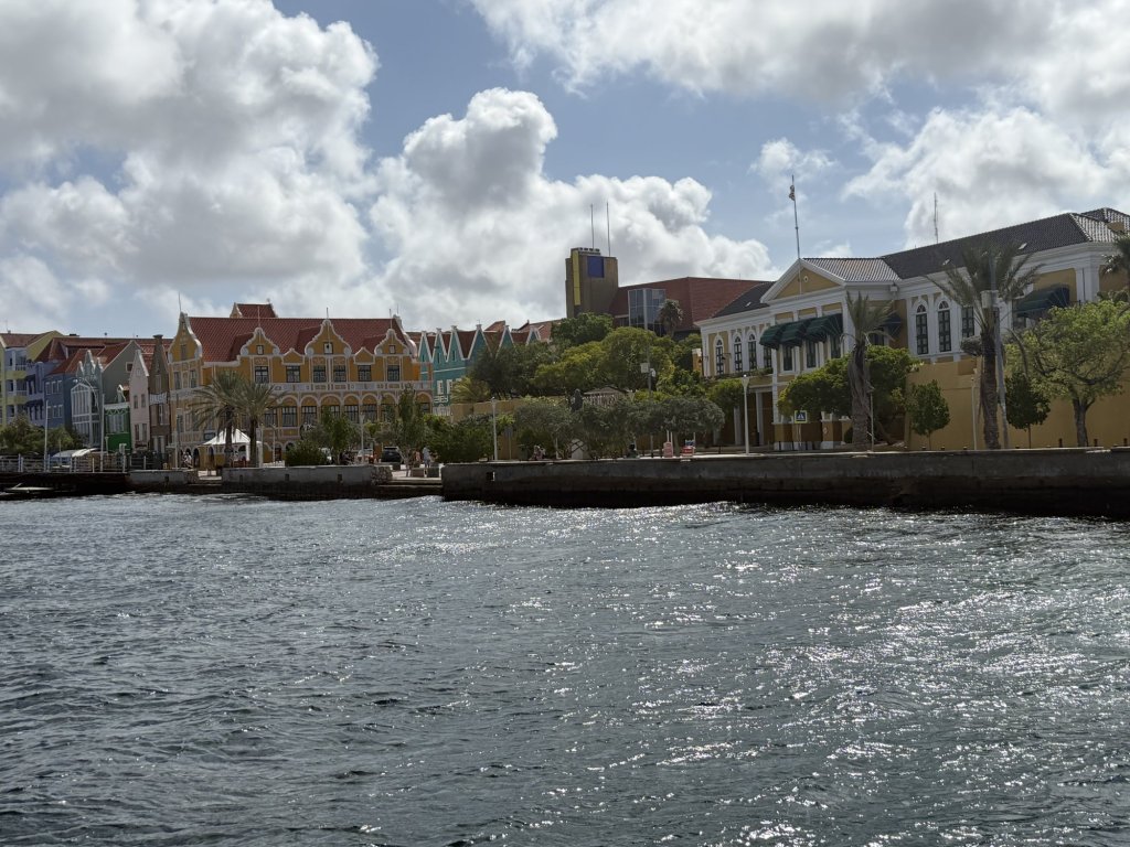 Casas de colores del centro de Willemstad, Curazao, frente al agua