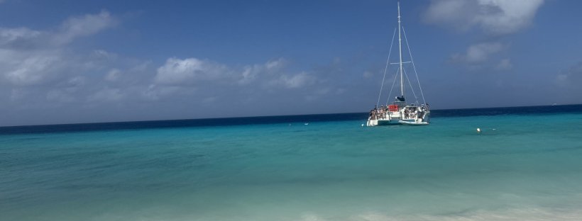 Catamarán frente a una playa de arena blanca y agua turquesa en Curazao